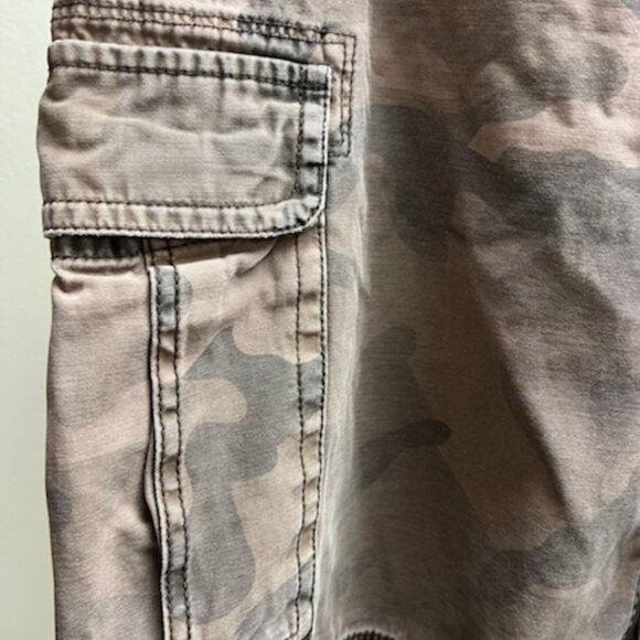 Men's Brown Camo cargo shorts - Picture 4 of 8